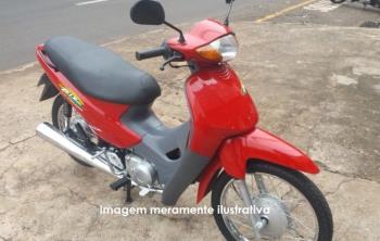 01 VEÍCULO TIPO MOTONETA, MARCA HONDA, MODELO C100 BIZ ES, ANO DE FABRICAÇÃO/MODELO 2000/2000, VERMELHA
