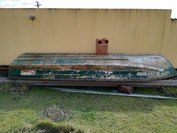 01 BARCO DE ALUMÍNIO LEVEFORT 4,9M, N° 27495/0680 E 01 GALÃO DE COMBUSTÍVEL COM CAPACIDADE PARA 20 (VINTE) LITROS.